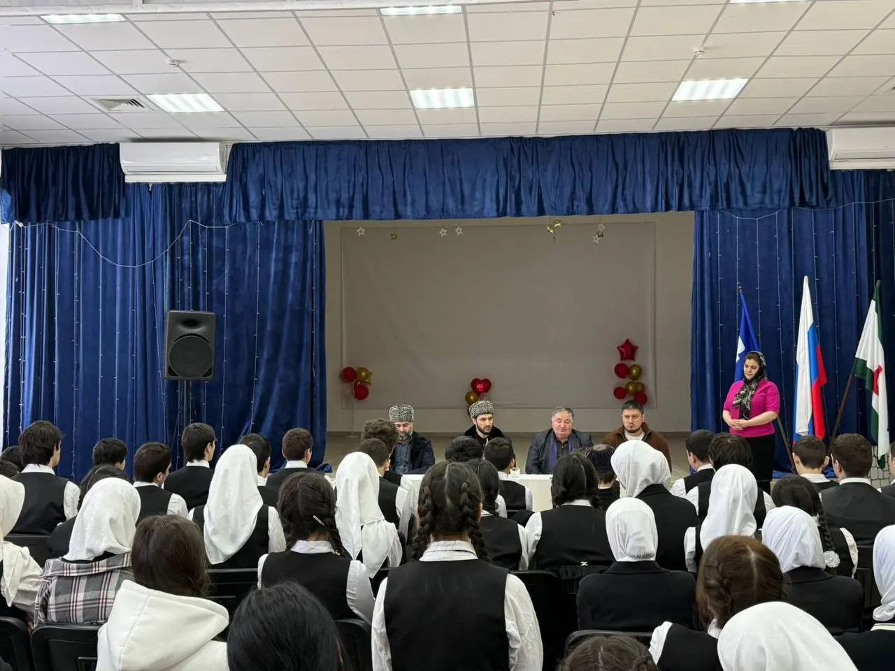 В школе №18 Малгобека со старшеклассниками провели беседу о профилактике экстремизма и терроризма