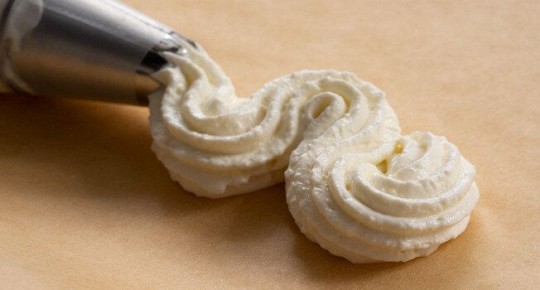 Творожно?сметанный крем: простая нежная основа для десертов