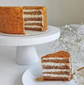 Невероятный медовик без муки и сахара: новый взгляд на классический десерт