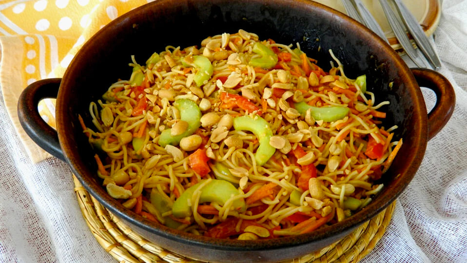 Азиатский салат с лапшой: вкусное чудо на вашу кухню за 20 минут