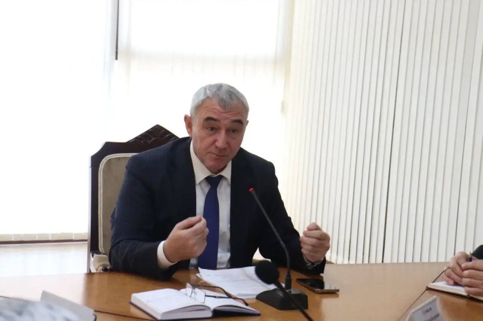 Муса Темурзиев провел совещание с руководящим составом администрации Магаса, чтобы обсудить насущные городские проблемы, обращения жителей и вопросы развития инфраструктуры