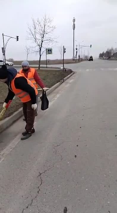 Коммунальщики создают и поддерживают чистоту в городе