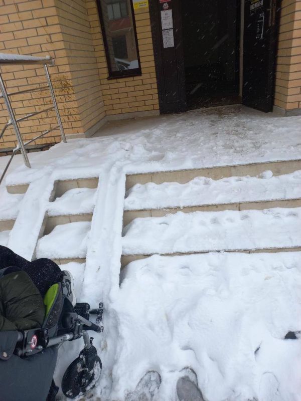 Жительница улицы Бота Гагиева рассказала в одном из новостных телеграм-каналов, что из-за сильного снегопада ей сложно выйти из подъезда с детской коляской