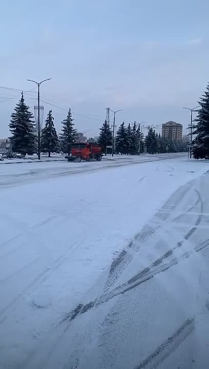 Доброе утро, друзья!. Зима вновь даёт о себе знать Коммунальщики с раннего утра расчищают городские дороги от снега