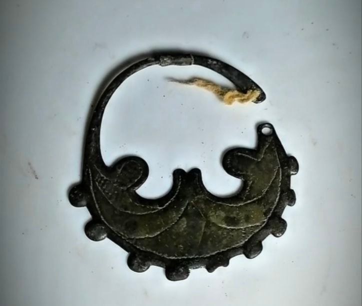 Серебряная подвеска с девятью лепестками: находка из башенного комплекса Гирети в Ингушетии