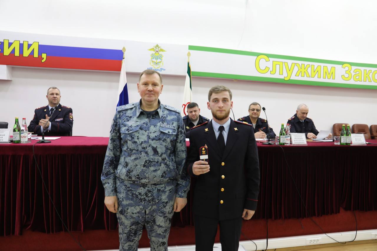 В региональном Министерстве вручили погоны сотрудникам, получившим первые и очередные звания, а также ведомственные награды отличившимся офицерам В региональном Министерстве вручили погоны сотрудникам, получившим первые и очередные звания, а также ведомственные награды отличившимся офицерам