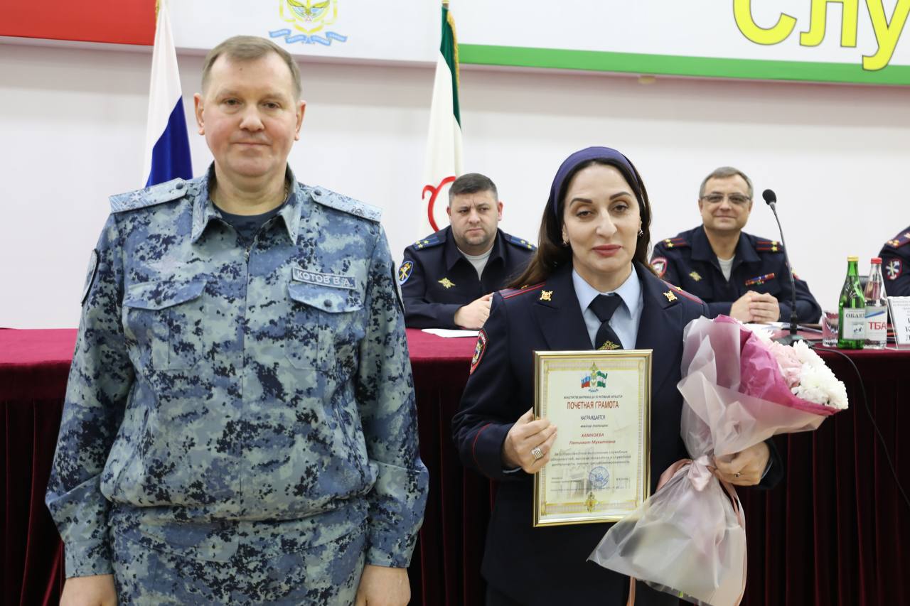 В региональном Министерстве вручили погоны сотрудникам, получившим первые и очередные звания, а также ведомственные награды отличившимся офицерам В региональном Министерстве вручили погоны сотрудникам, получившим первые и очередные звания, а также ведомственные награды отличившимся офицерам