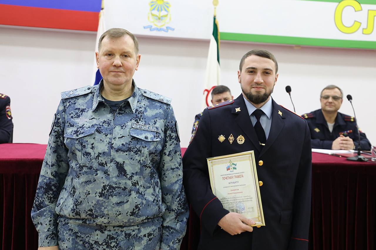 В региональном Министерстве вручили погоны сотрудникам, получившим первые и очередные звания, а также ведомственные награды отличившимся офицерам В региональном Министерстве вручили погоны сотрудникам, получившим первые и очередные звания, а также ведомственные награды отличившимся офицерам