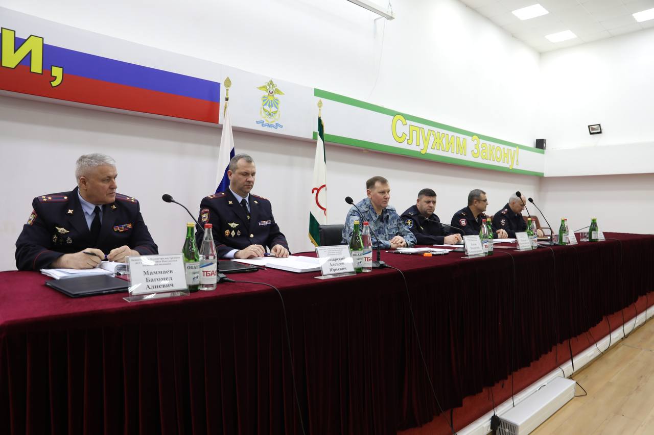 В региональном Министерстве вручили погоны сотрудникам, получившим первые и очередные звания, а также ведомственные награды отличившимся офицерам В региональном Министерстве вручили погоны сотрудникам, получившим первые и очередные звания, а также ведомственные награды отличившимся офицерам