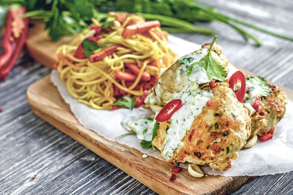 Вкусные фишкейки из трески с йогуртовым соусом и яичной лапшой