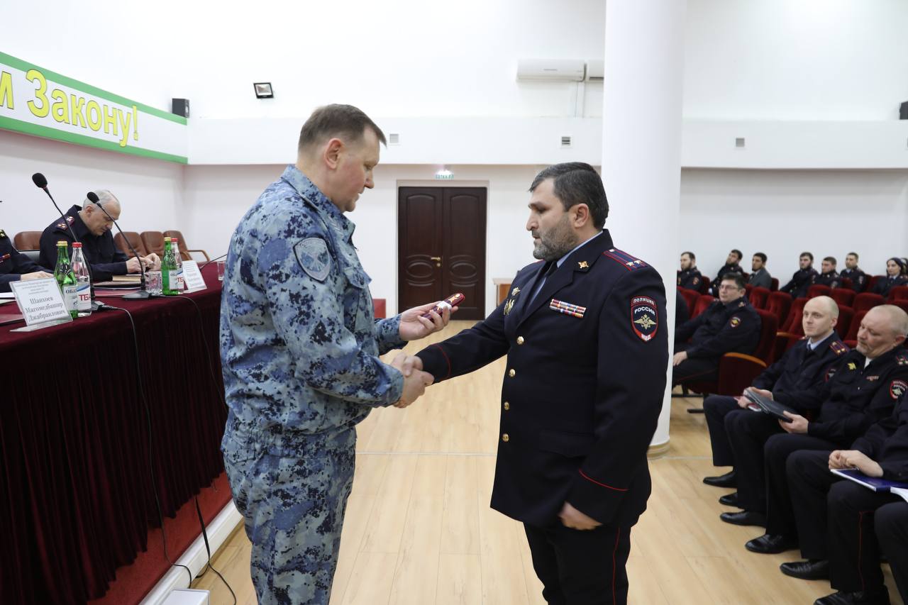 В региональном Министерстве вручили погоны сотрудникам, получившим первые и очередные звания, а также ведомственные награды отличившимся офицерам В региональном Министерстве вручили погоны сотрудникам, получившим первые и очередные звания, а также ведомственные награды отличившимся офицерам