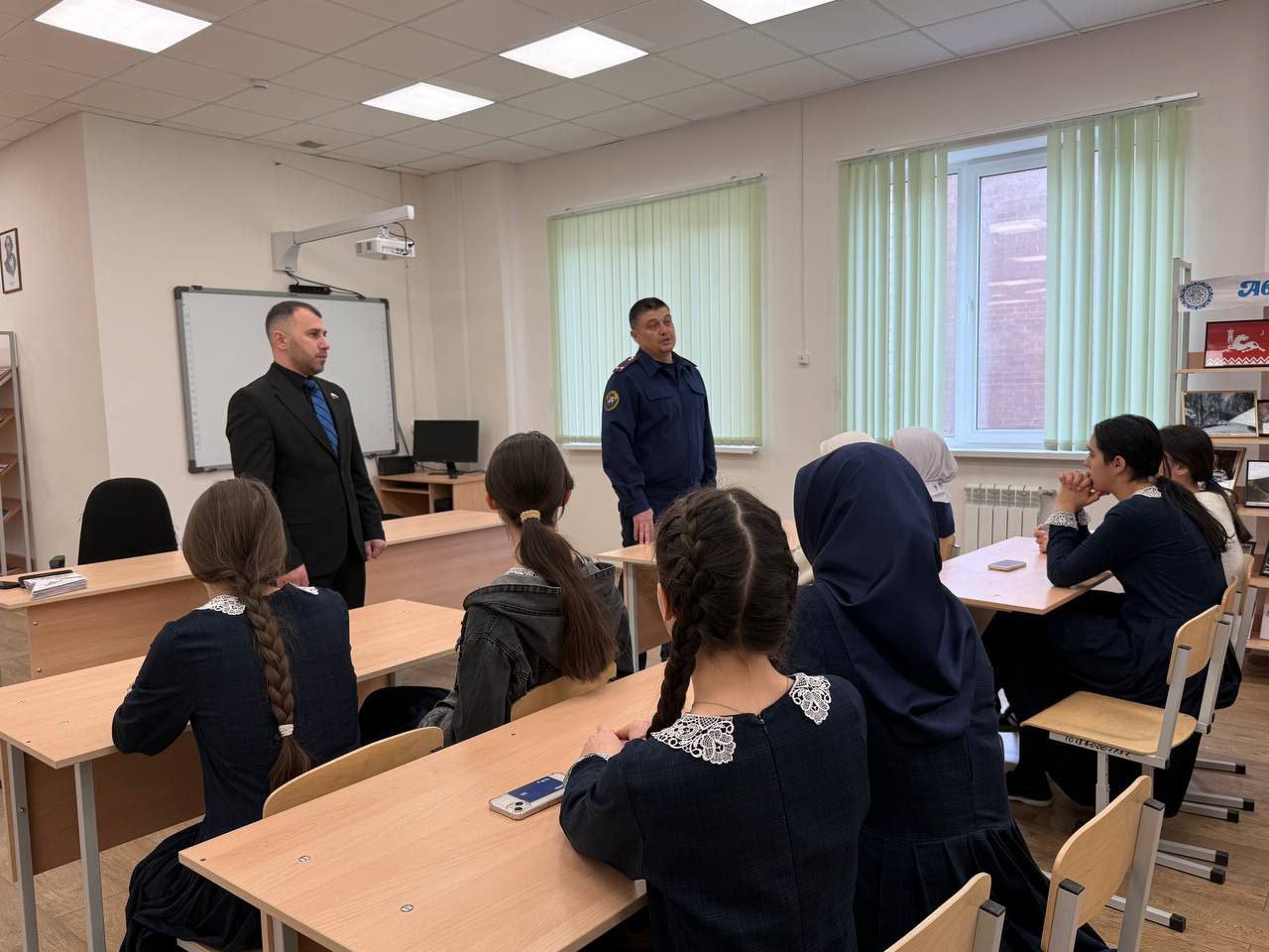 Сотрудник следственного управления СК России по Республике Ингушетия совместно с руководителем регионального отделения «Офицеры России» провели в образовательных учреждениях акцию «Добрые письма» Сотрудник следственного управления СК России по Республике Ингушетия совместно с руководителем регионального отделения «Офицеры России» провели в образовательных учреждениях акцию «Добрые письма»
