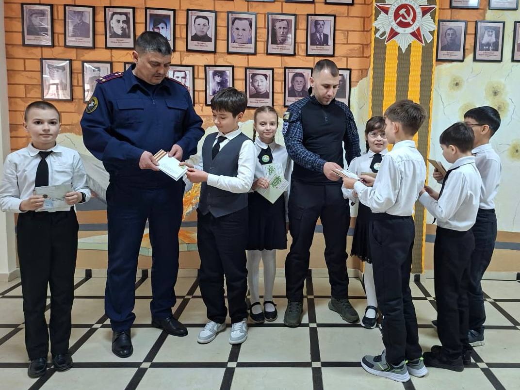 Сотрудник следственного управления СК России по Республике Ингушетия совместно с руководителем регионального отделения «Офицеры России» провели в образовательных учреждениях акцию «Добрые письма» Сотрудник следственного управления СК России по Республике Ингушетия совместно с руководителем регионального отделения «Офицеры России» провели в образовательных учреждениях акцию «Добрые письма»