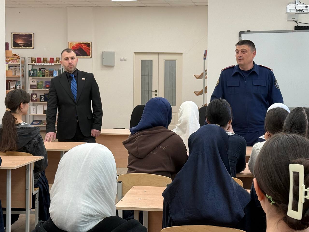 Сотрудник следственного управления СК России по Республике Ингушетия совместно с руководителем регионального отделения «Офицеры России» провели в образовательных учреждениях акцию «Добрые письма» Сотрудник следственного управления СК России по Республике Ингушетия совместно с руководителем регионального отделения «Офицеры России» провели в образовательных учреждениях акцию «Добрые письма»