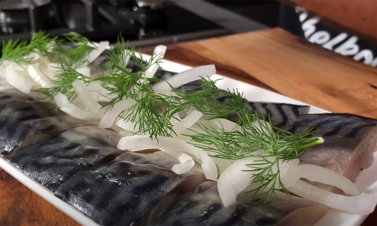 Праздничная скумбрия: как сделать простую рыбу главным деликатесом стола