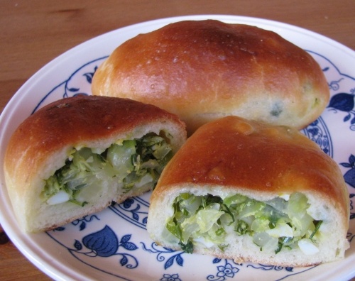 Яркие пирожки с молодой капустой и зеленью