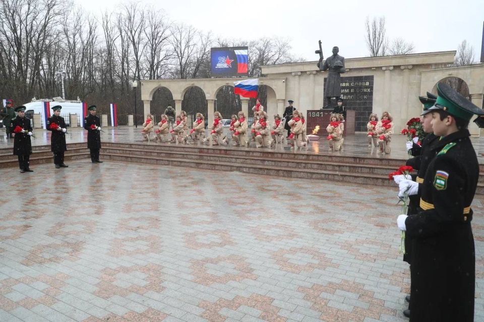 В городе воинской славы Малгобеке на территории мемориального комплекса «Слава» состоялось торжественное мероприятие, посвящённое Дню защитника Отечества