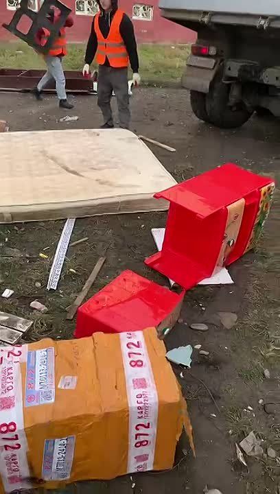 Уважаемые жители МКД.. Мусорные контейнеры предназначены ТОЛЬКО для твердых коммунальных отходов