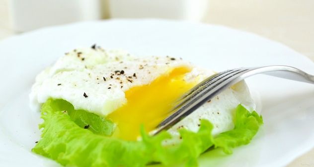 Идеальные яйца-пашот: секреты приготовления без лишних сложностей