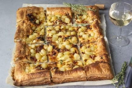 Необычный пирог с виноградом и карамельным луком, который стоит попробовать
