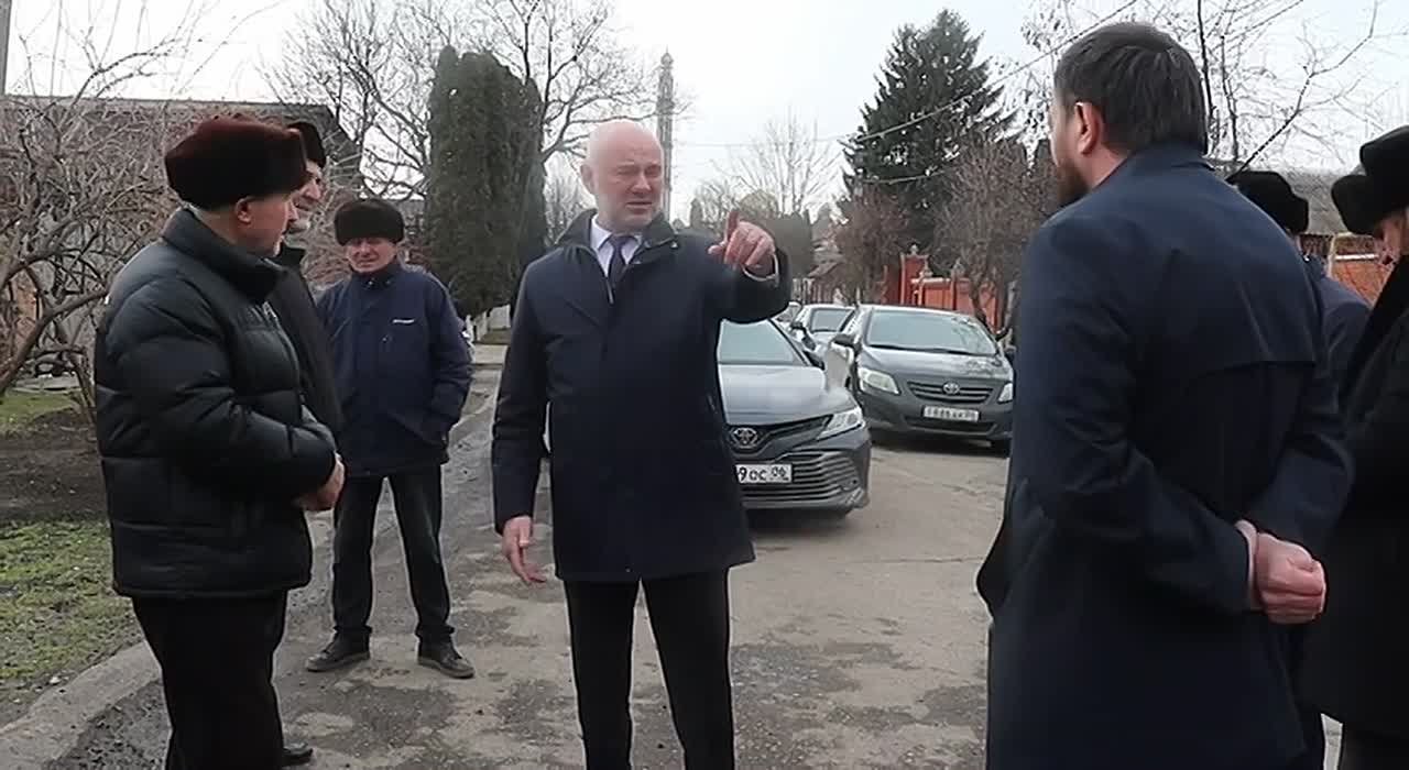 В Назрани продолжается работа по благоустройству городской инфраструктуры — на улице Газдиева начата прокладка нового канализационного коллектора