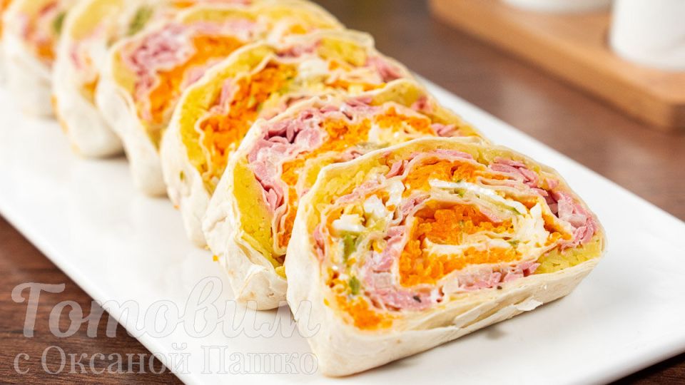 Новый взгляд на классический салат: рулет из лаваша с начинкой Оливье