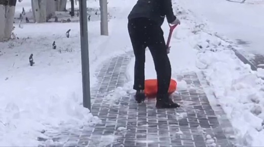 Доброе утро, Назрань!. С ранних часов бригады ЖКХ проводят утреннюю уборку: вывозят мусор, подметают улицы, очищают остановки и контейнерные площадки