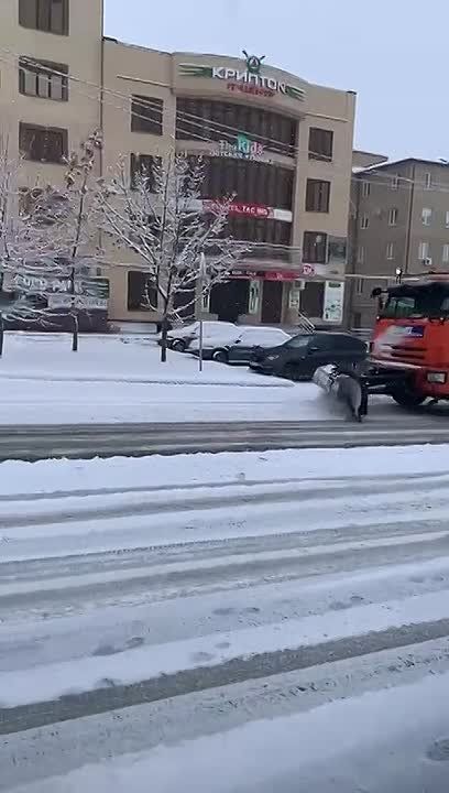 В последний день зима вновь вступила в свои права - улицы города засыпаны снегом