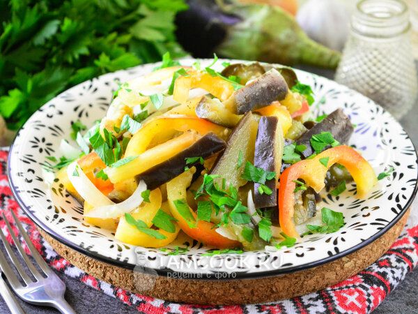 Как сделать салат из баклажанов, который приятно готовить каждый день