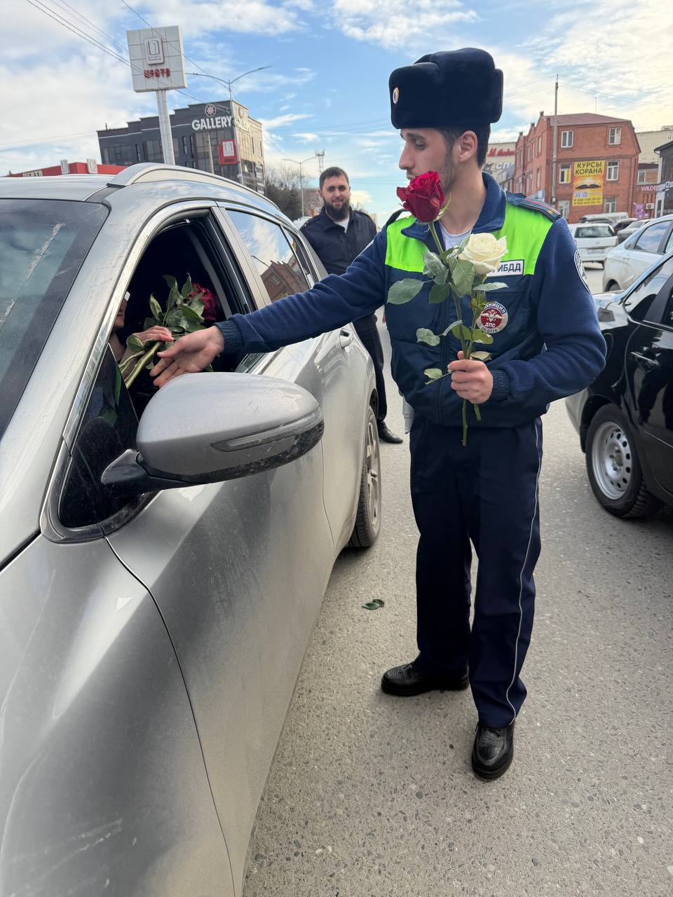 В г.Назрань прошла акция «Цветы для Автоледи!»