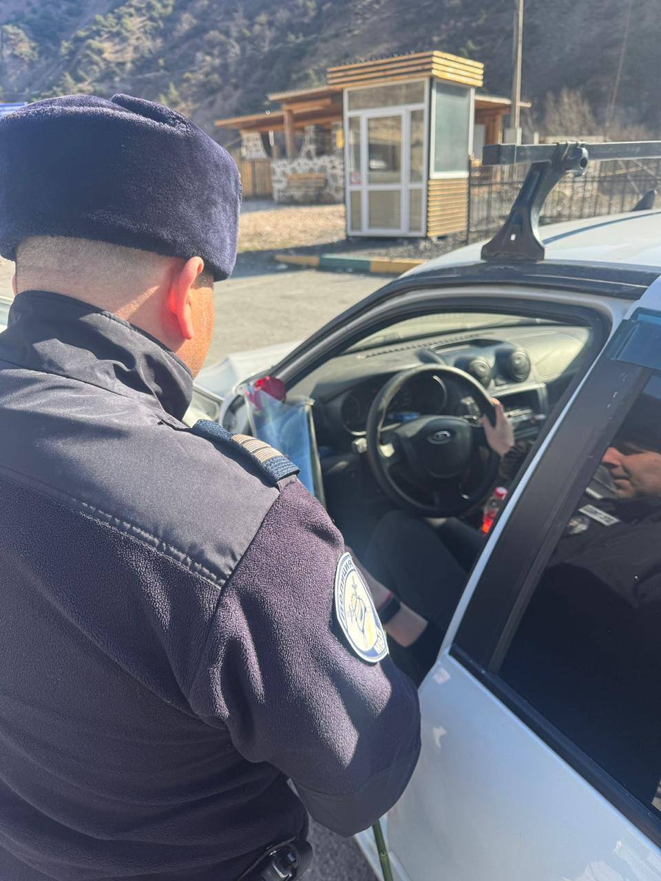 Сотрудники ОГИБДД ОМВД России Джейрахскому району поздравили женщин за рулем Сотрудники ОГИБДД ОМВД России Джейрахскому району поздравили женщин за рулем