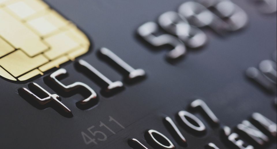 Когда зарплатная карта становится темной лошадкой: уроки для уволенных