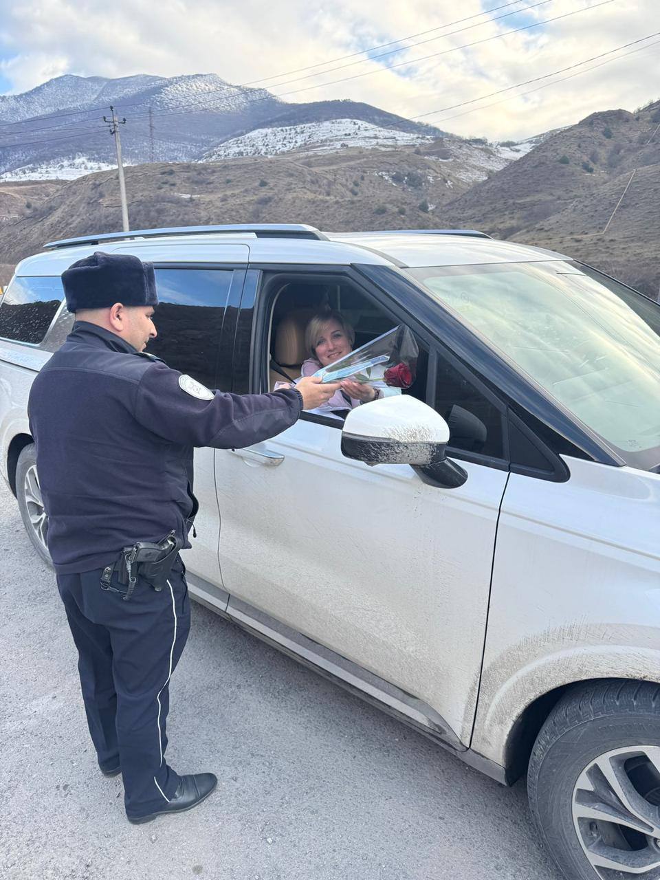 Сотрудники ОГИБДД ОМВД России Джейрахскому району поздравили женщин за рулем Сотрудники ОГИБДД ОМВД России Джейрахскому району поздравили женщин за рулем