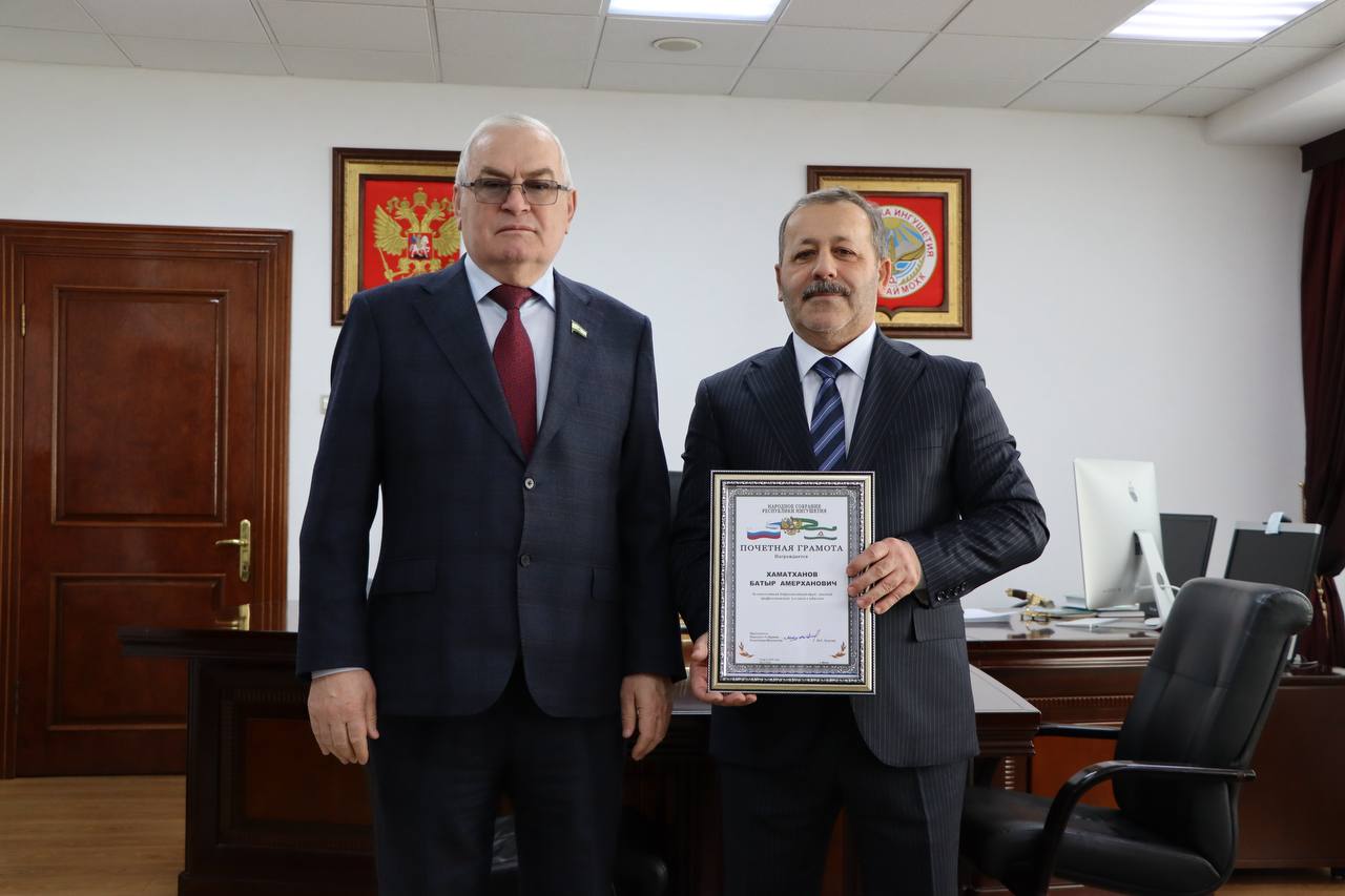 Председатель Народного Собрания РИ Магомет Тумгоев поздравил Министра автомобильных дорог и транспорта РИ Батыра Хаматханова с юбилеем Председатель Народного Собрания РИ Магомет Тумгоев поздравил Министра автомобильных дорог и транспорта РИ Батыра Хаматханова с юбилеем