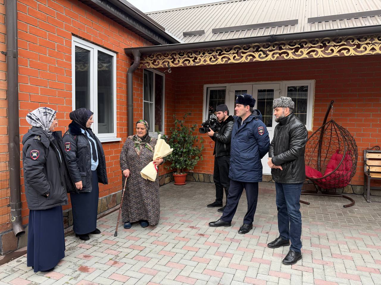 Сотрудники Госавтоинспекции МВД по Республике Ингушетия поздравили матерей погибших коллег с 8 Марта Сотрудники Госавтоинспекции МВД по Республике Ингушетия поздравили матерей погибших коллег с 8 Марта