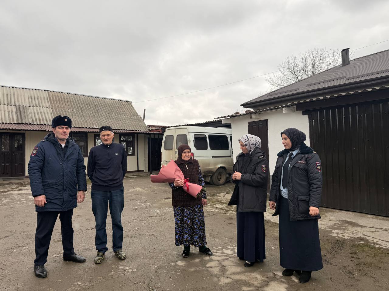 Сотрудники Госавтоинспекции МВД по Республике Ингушетия поздравили матерей погибших коллег с 8 Марта