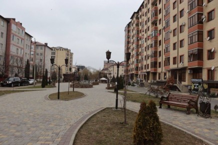 По многочисленным просьбам жителей Магаса, мэр города Муса Темурзиев принял решение установить на Аллее Отца лавочки и урны для мусора, чтобы создать комфортные условия для отдыха