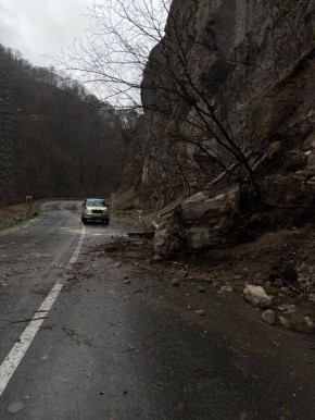 В 14:58 по мск 31.03.2026 года в центр обработки вызовов "Служба 112" поступило сообщение о том что в Ассинском ущелье случился оползень
