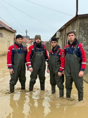 Представители республиканского корпуса спасателей помогают откачивать воду и спасать имущество в Дагестане