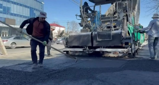 В Назрани продолжается активная фаза благоустройства городских пространств — работа ведется последовательно и охватывает все больше важных участков городской инфраструктуры