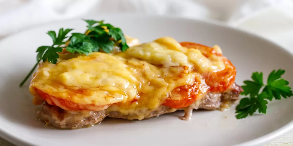 Сыр для мяса по-французски: как выбрать идеальный вариант и три аппетитных рецепта