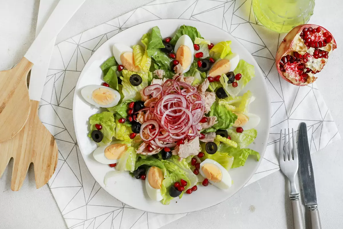 Салат Сан-Исидоро: освежающая комбинация тунца и граната