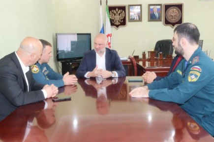 Ахмед Евлоев и Руслан Оздоев обсудили взаимодействие Главного управления и ЕДДС города Назрань
