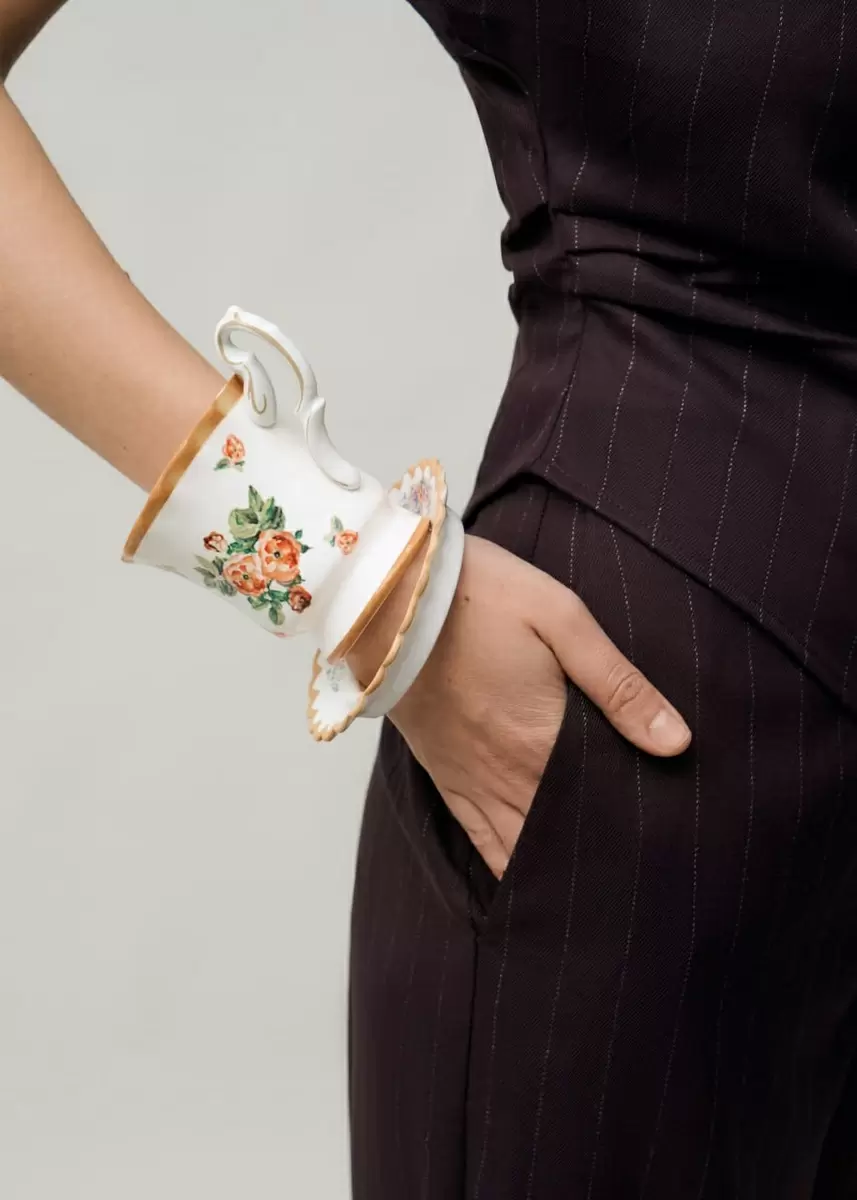 Роскошный аксессуар для любителей чая: браслеты от Moschino