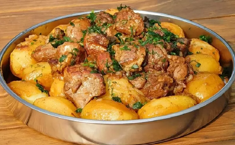 Картошка по-сибирски: простой рецепт с мясом и луком, который удивит каждого
