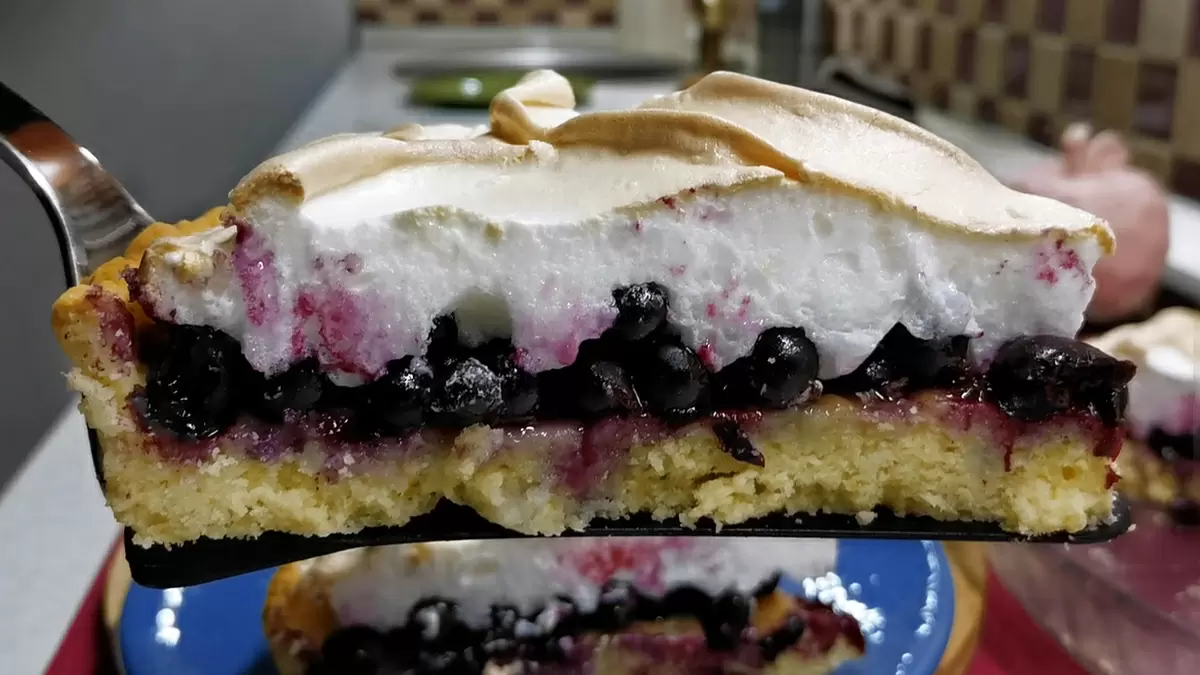 Невероятный пирог с черной смородиной: быстро, вкусно и просто