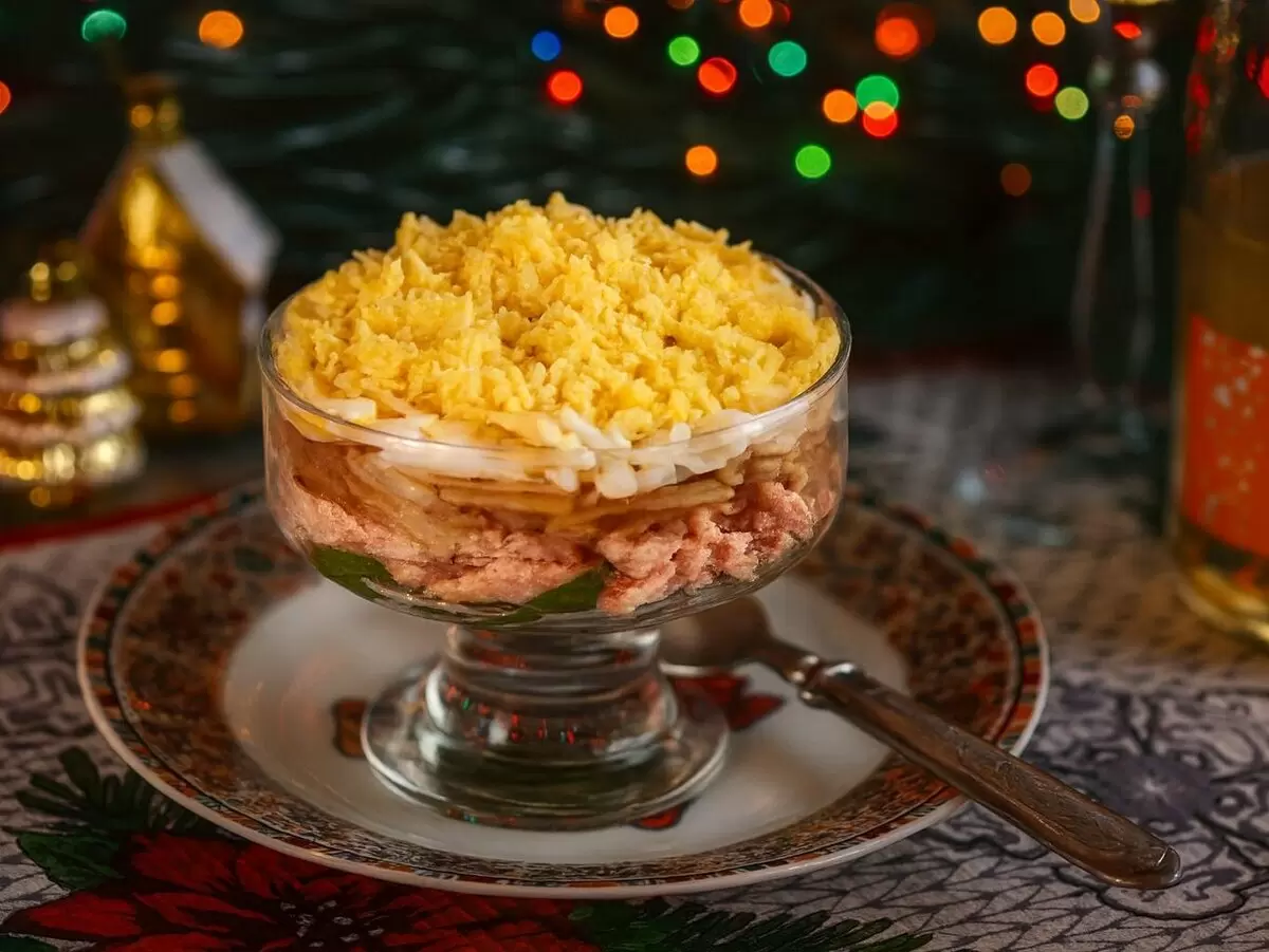 Нежный салат с красной рыбой и яблоками для праздника