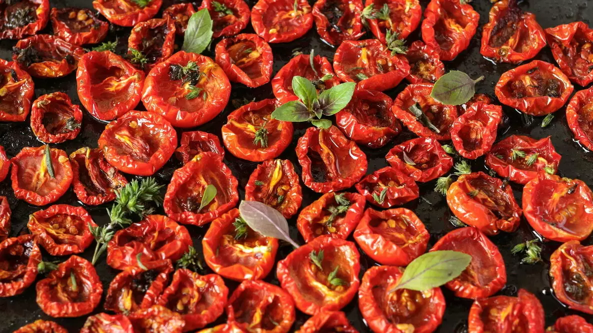 Сохраняем урожай: простые способы переработки помидоров, перца и зелени