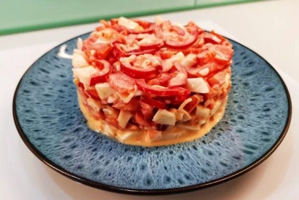 Салат с крабовыми палочками: простота и вкус в одной тарелке