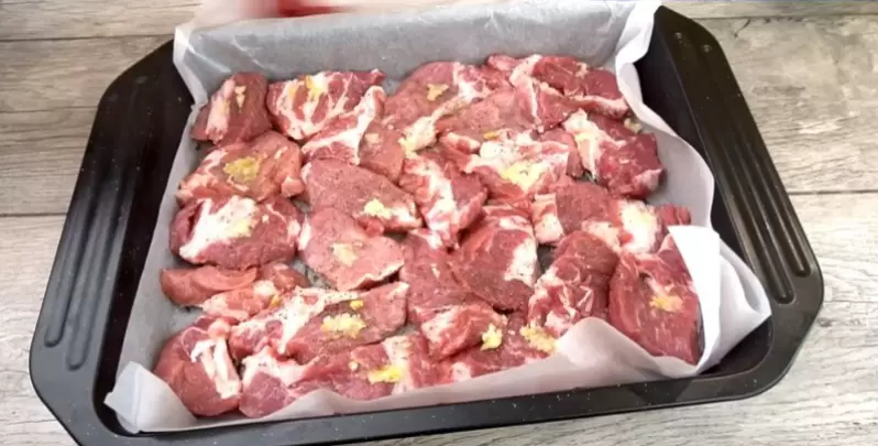 Простое и вкусное мясо, запеченное в бумаге: секреты идеального блюда